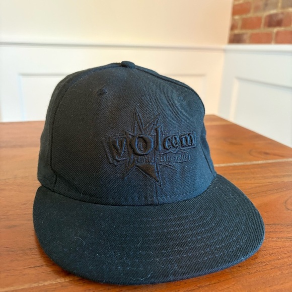 Volcom Men's 59Fifty Fitted Baseball Skater Cap Black Embroidered 3D Logo Hat - Picture 2 of 7